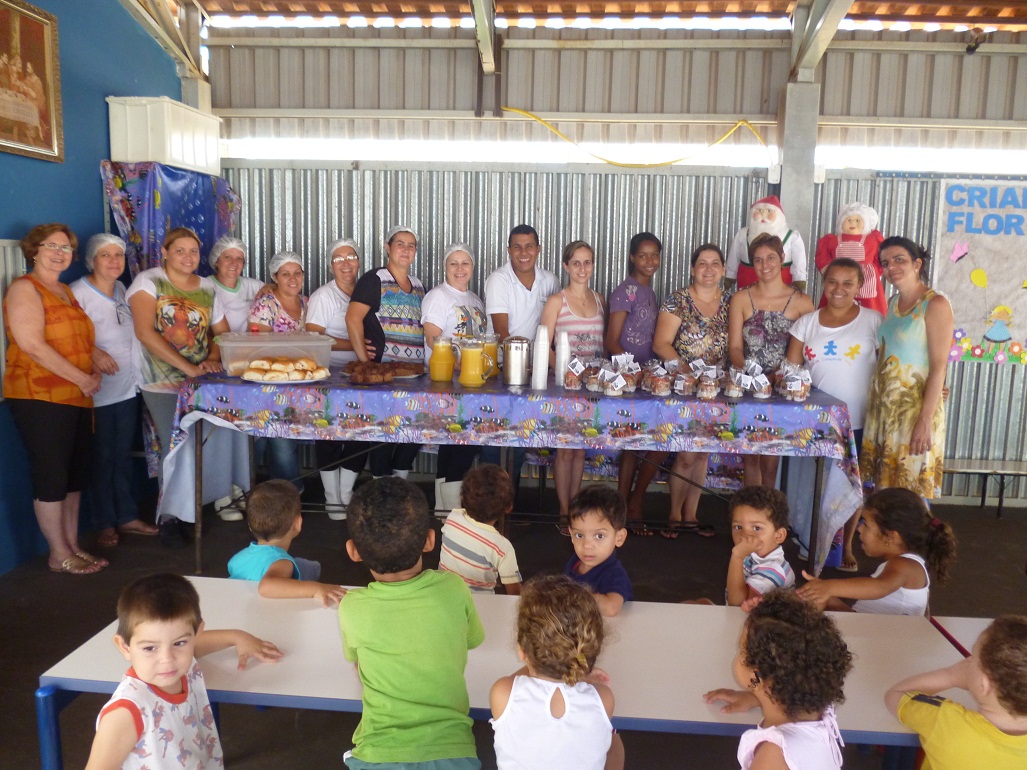 Creche Coração de Jesus e Escola de Educação Complementar “Jardim Itália” comemoram a festa do Natal.