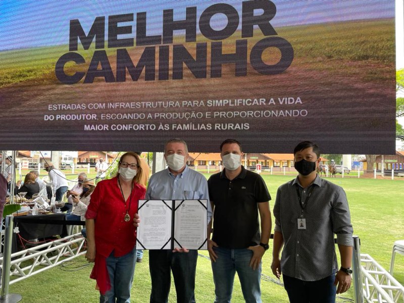 Prefeito Fiorani assina convênio para recuperação de estradas rurais.