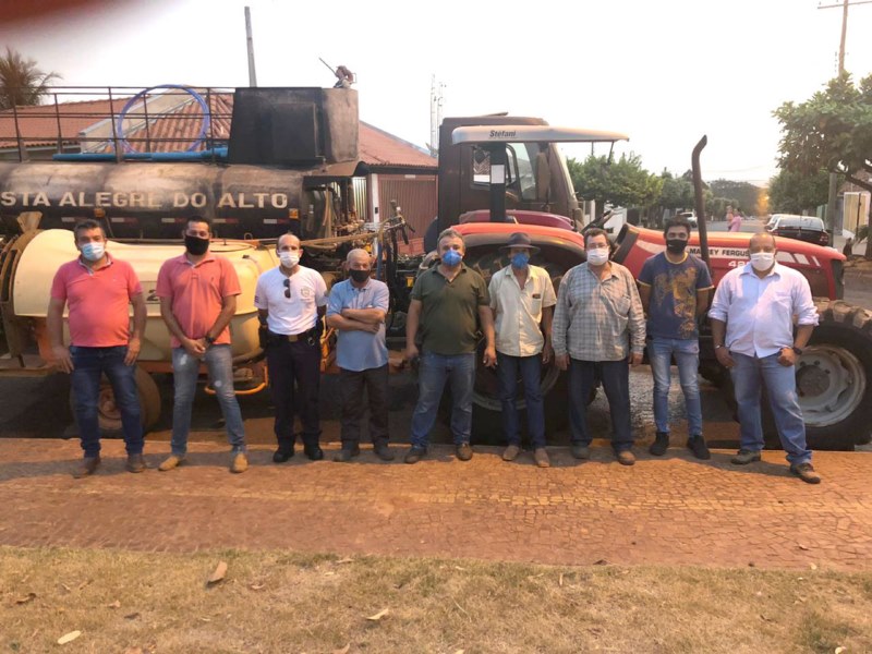 Voluntários se unem a prefeitura no combate ao novo coronavírus.