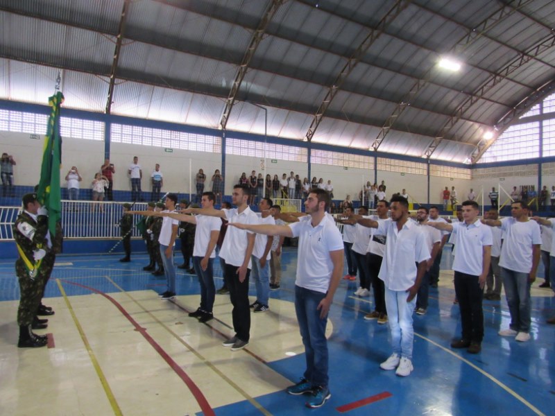 Vista Alegre realiza entrega de certificado de reservista para jovens da cidade.