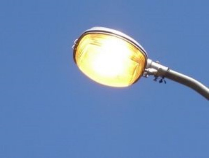 Trocando as lâmpadas - A cidade às claras.