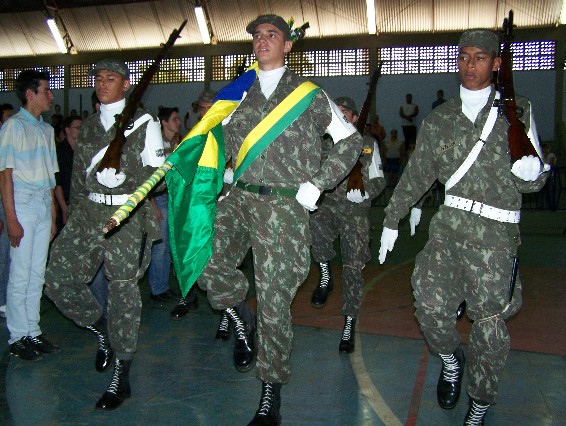 Jovens recebem dispensa do Serviço Militar.