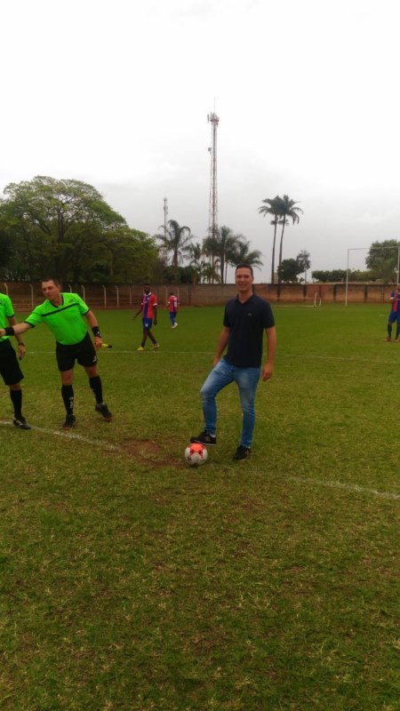 Prefeitura investe no esporte e realiza campeonato municipal de futebol.