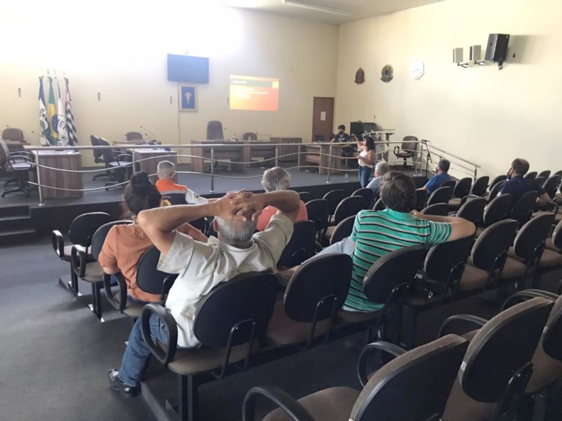 Criação de plano de combate a incêndio é discutida em reunião.