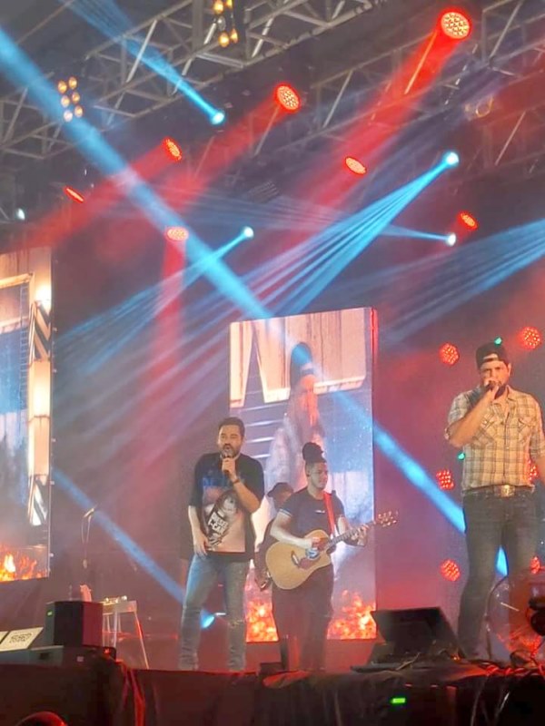 Show de fim de ano com Fernando & Sorocaba atrai uma multidão a Vista Alegre.