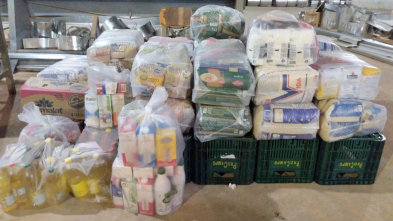 Alimentos arrecadados com jogo festivo são entregues ao Hospital de Amor.