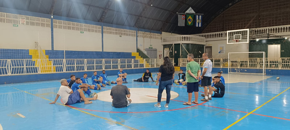 Reunião com equipe de futsal destaca planejamento e melhorias para o esporte no município.