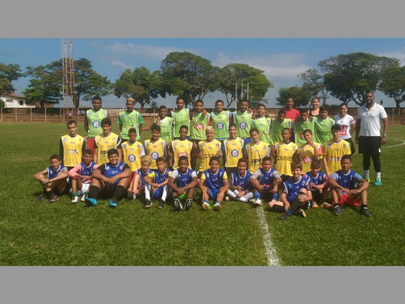 Categorias de base ganham coletes para treinamento.