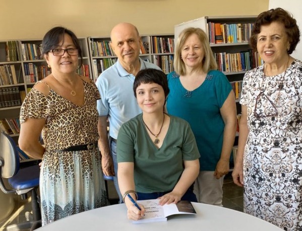 Biblioteca de Vista Alegre recebe doação de livro da escritora Ana Rosa Leme Camargo.