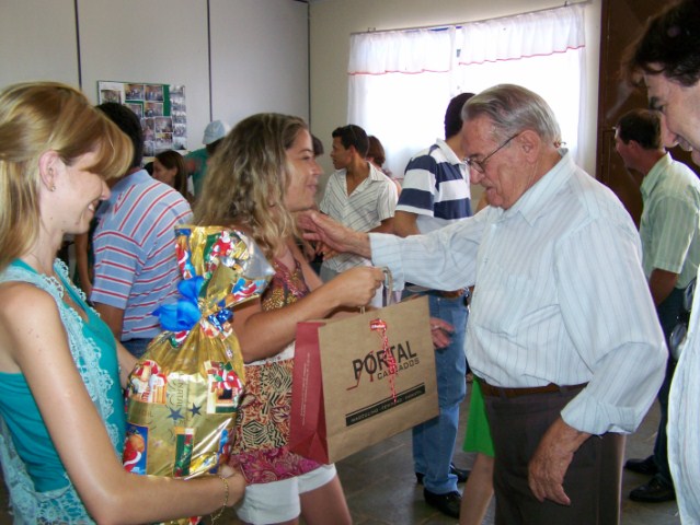 Funcionários fazem festa surpresa para comemorar aniversário do prefeito Fiorani.
