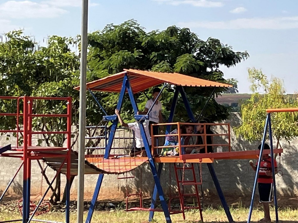 Prefeitura entrega mais um parque infantil em Vista Alegre.