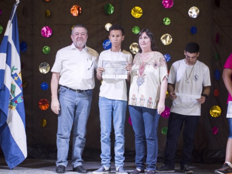 Alunos recebem medalhas da Olimpíada de Astronomia.