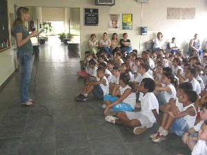Palestra Orienta Crianças Sobre a Dengue.