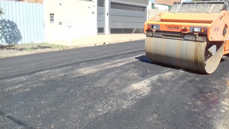 Prefeitura conclui recapeamento em mais duas ruas da cidade.