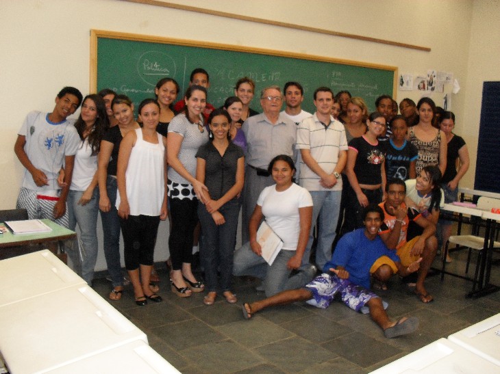 Alunos do programa “Educação para o Trabalho” recebem a visita do prefeito.