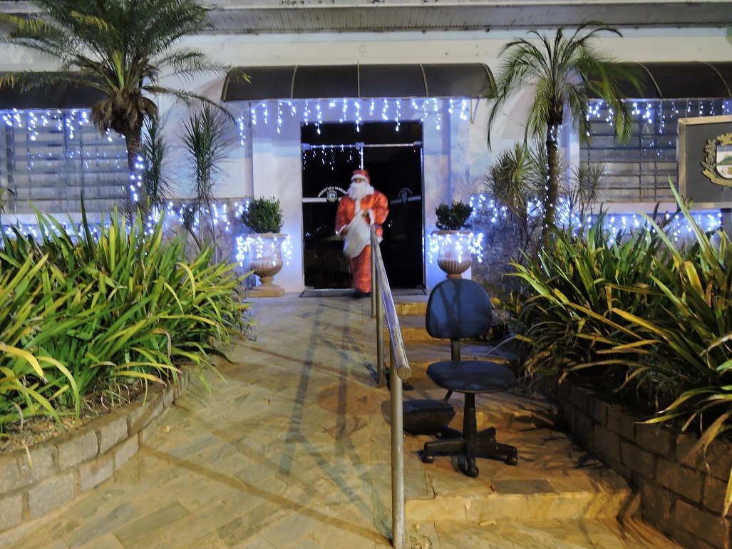 Prefeitura de Vista Alegre do Alto antecipa chega do Papai Noel!!!
