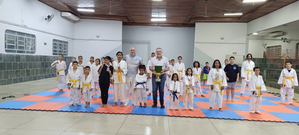 Atletas de Vista Alegre ajudam Academia Schutze a conquistar vice-campeonato de karatê.