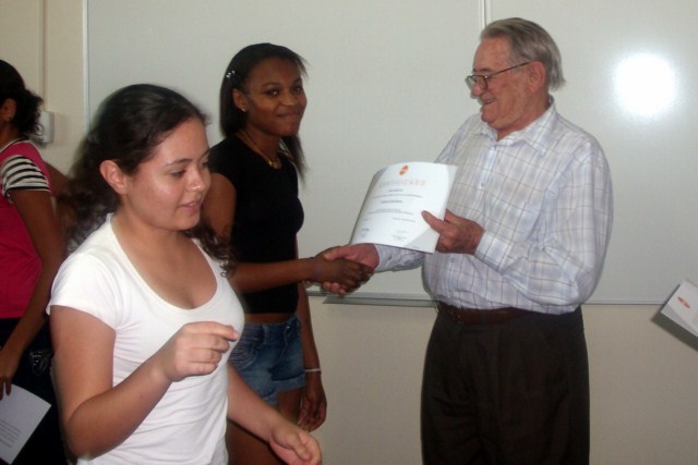 Cras forma 21 jovens no curso de maquiagem.
