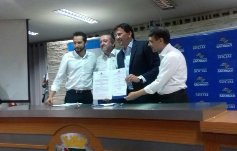 Luís Fiorani assina convênio para a área social.