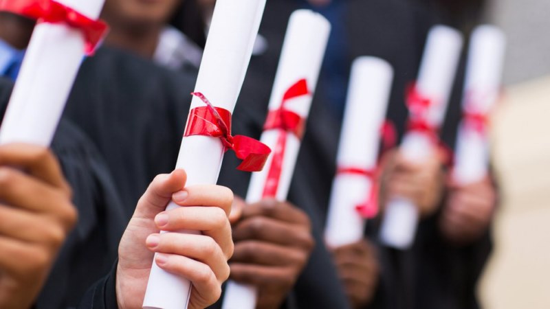 Prefeitura amplia benefício de bolsa de estudo a estudantes.