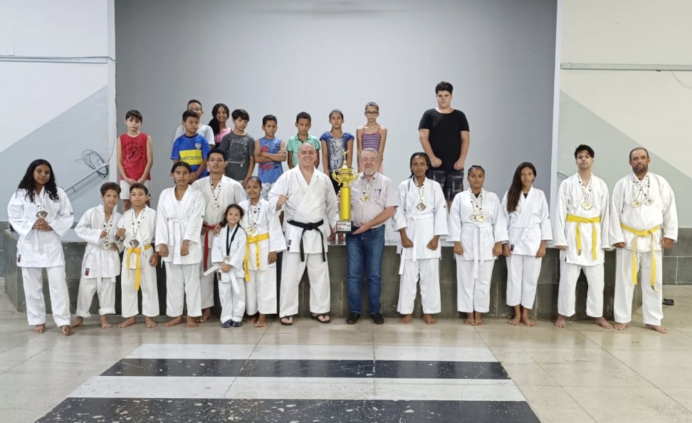 Vista Alegre brilha e conquista 14 medalhas no Open de Karatê.
