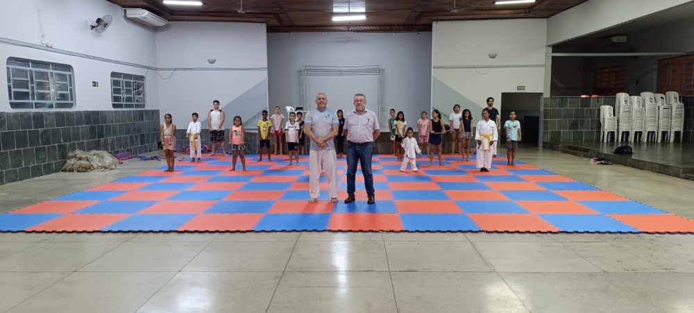 Prefeitura compra tatame para aulas de karatê.