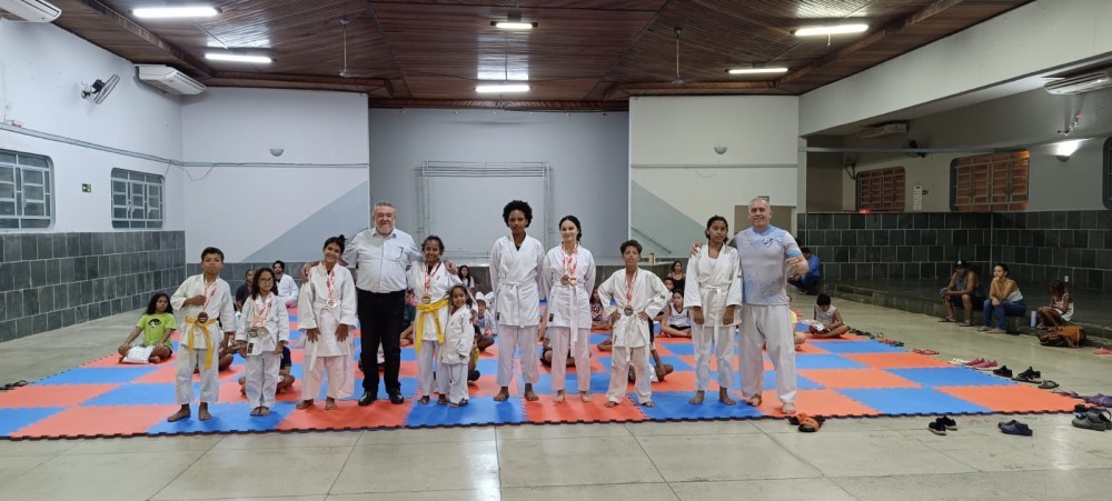 Atletas de Vista Alegre faturam medalhas em campeonato de karatê.