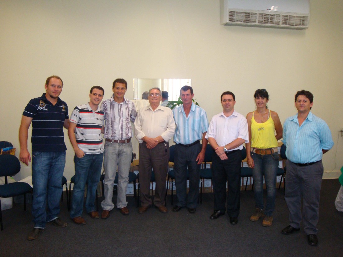 Ubirajara visita Vista Alegre e anuncia recursos para aquisição de uma nova retroescavadeira.