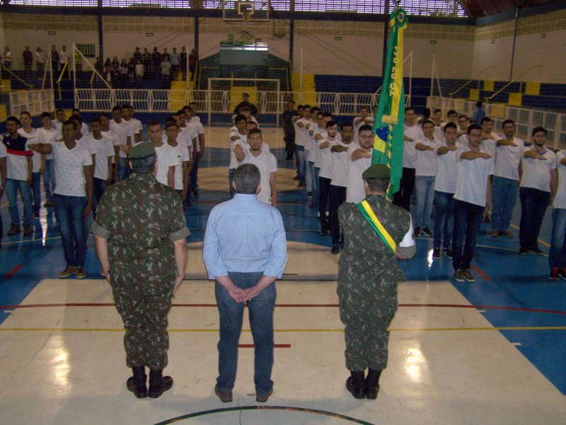 Vista Alegre entrega certificado de reservista para jovens da cidade.