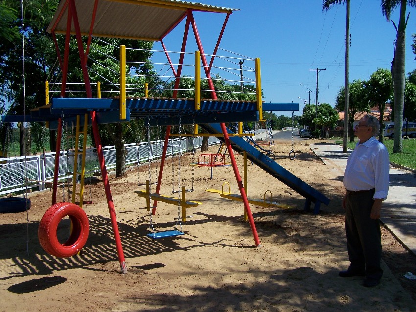 Prefeitura instala parque infantil na cidade.