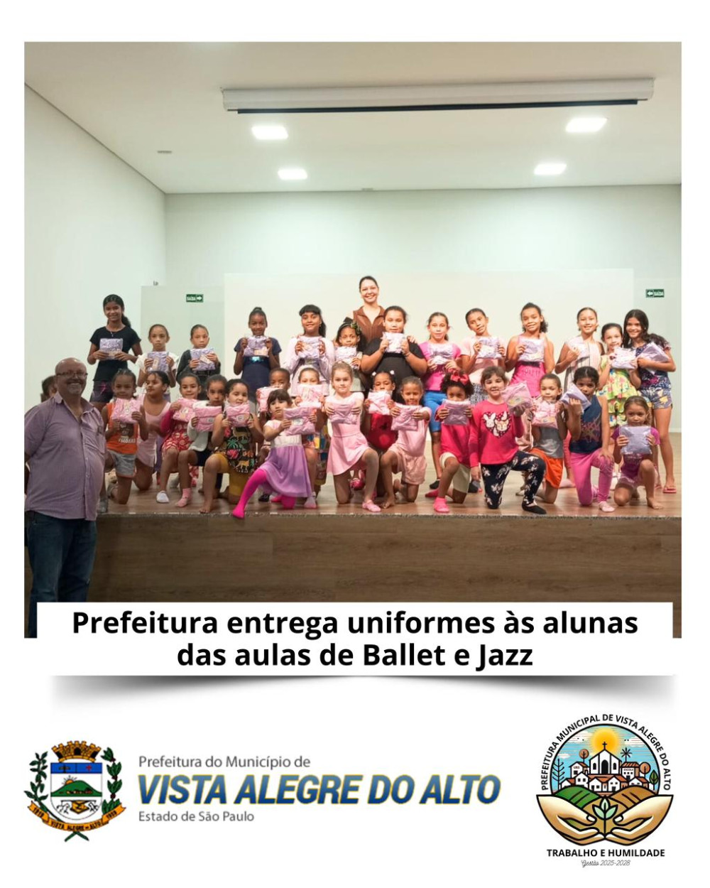 Prefeitura entrega uniformes às alunas das aulas de Ballet e Jazz.