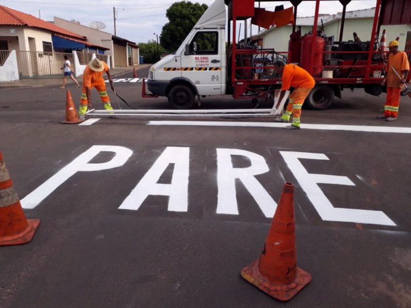 Ruas e avenidas de Vista Alegre recebem sinalização de trânsito.