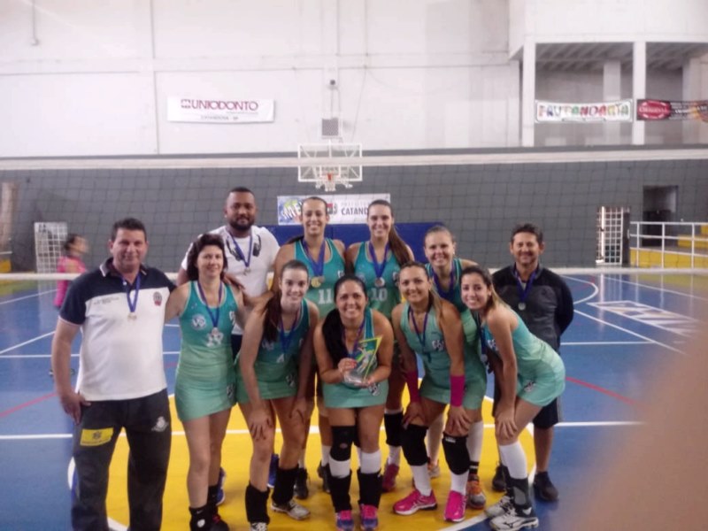 Vista Alegre participa de torneios de vôlei e futsal na categoria feminina.