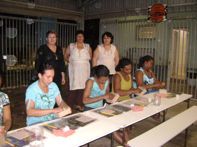 Mães de alunos participam de curso de decoupage na creche de Vista Alegre.