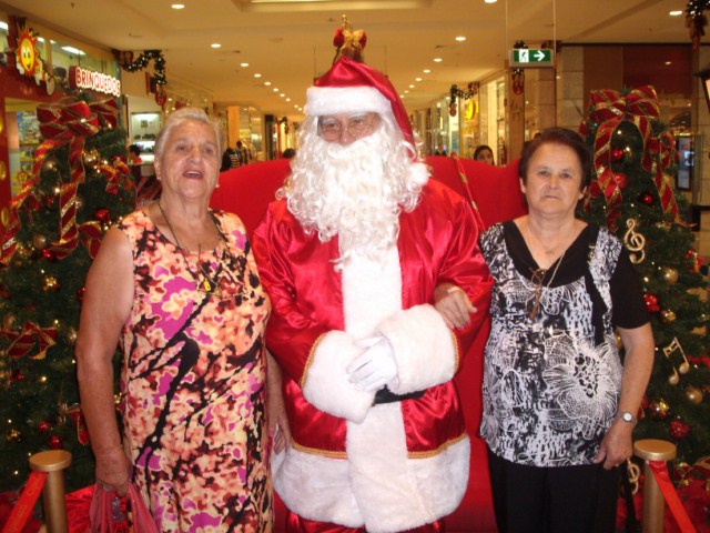 Cras leva idosos para passear em shopping.