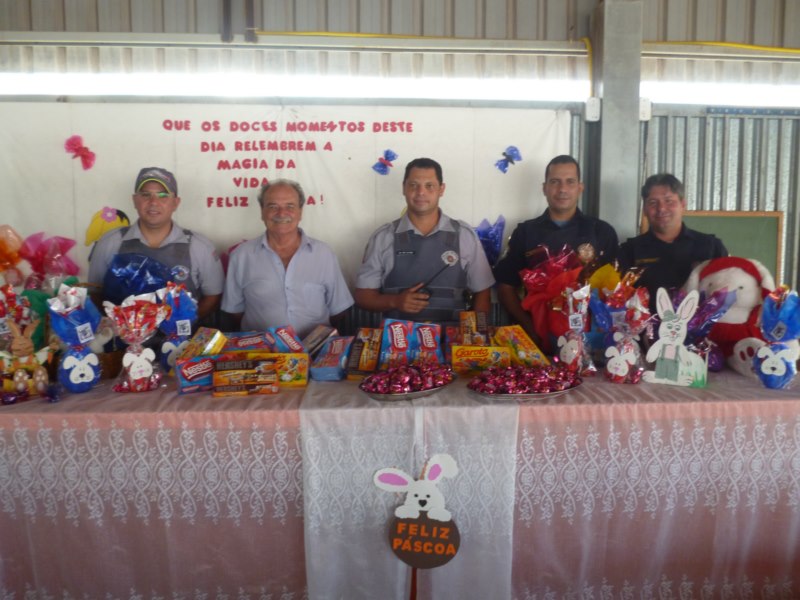 “Campanha Páscoa Solidária da PM” realiza doação de bombons para as crianças da Creche Coração de Jesus.