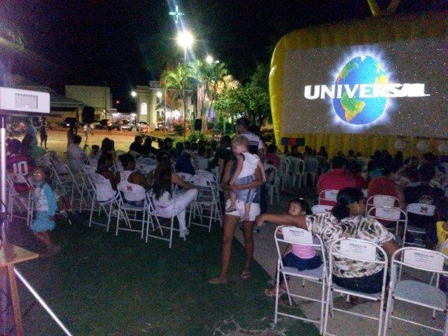 Projeto Cinema na Praça com o filme:  HOP - Rebelde sem Páscoa.