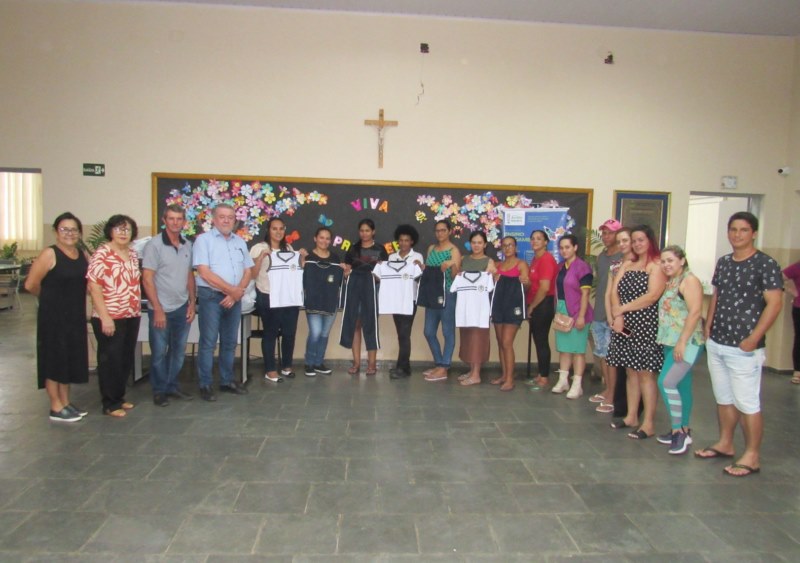 Prefeitura entrega uniformes escolares para alunos da rede municipal.