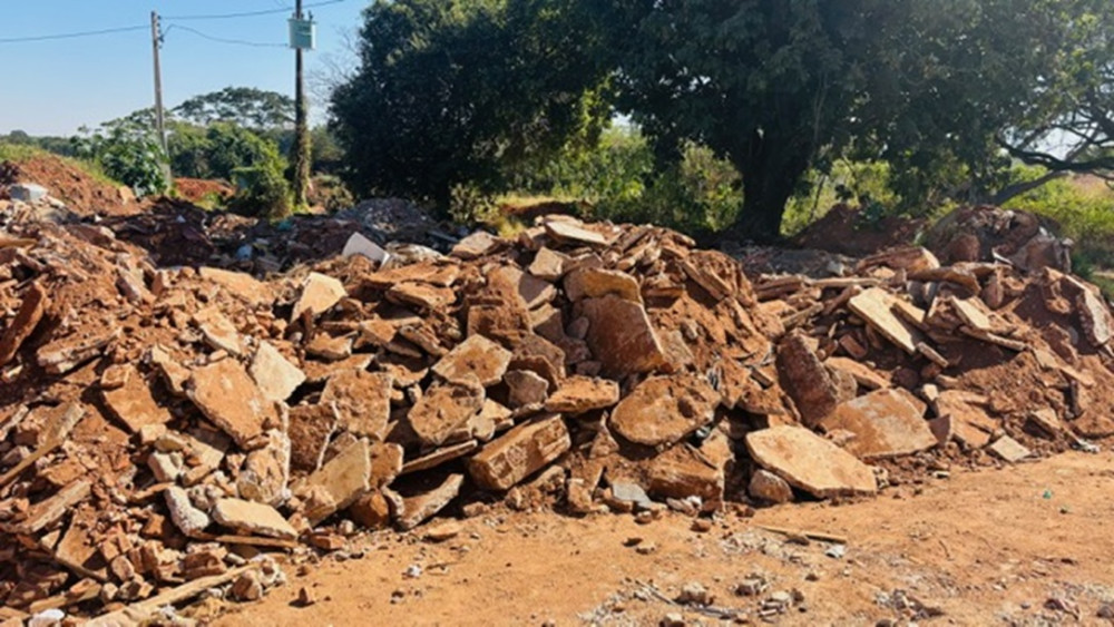 Prefeitura realiza ação de gerenciamento adequado de resíduos volumosos e da construção civil.