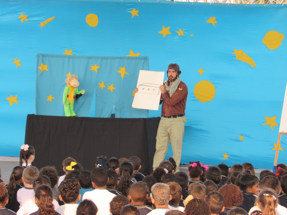 Alunos assistem à clássico da literatura infantil.