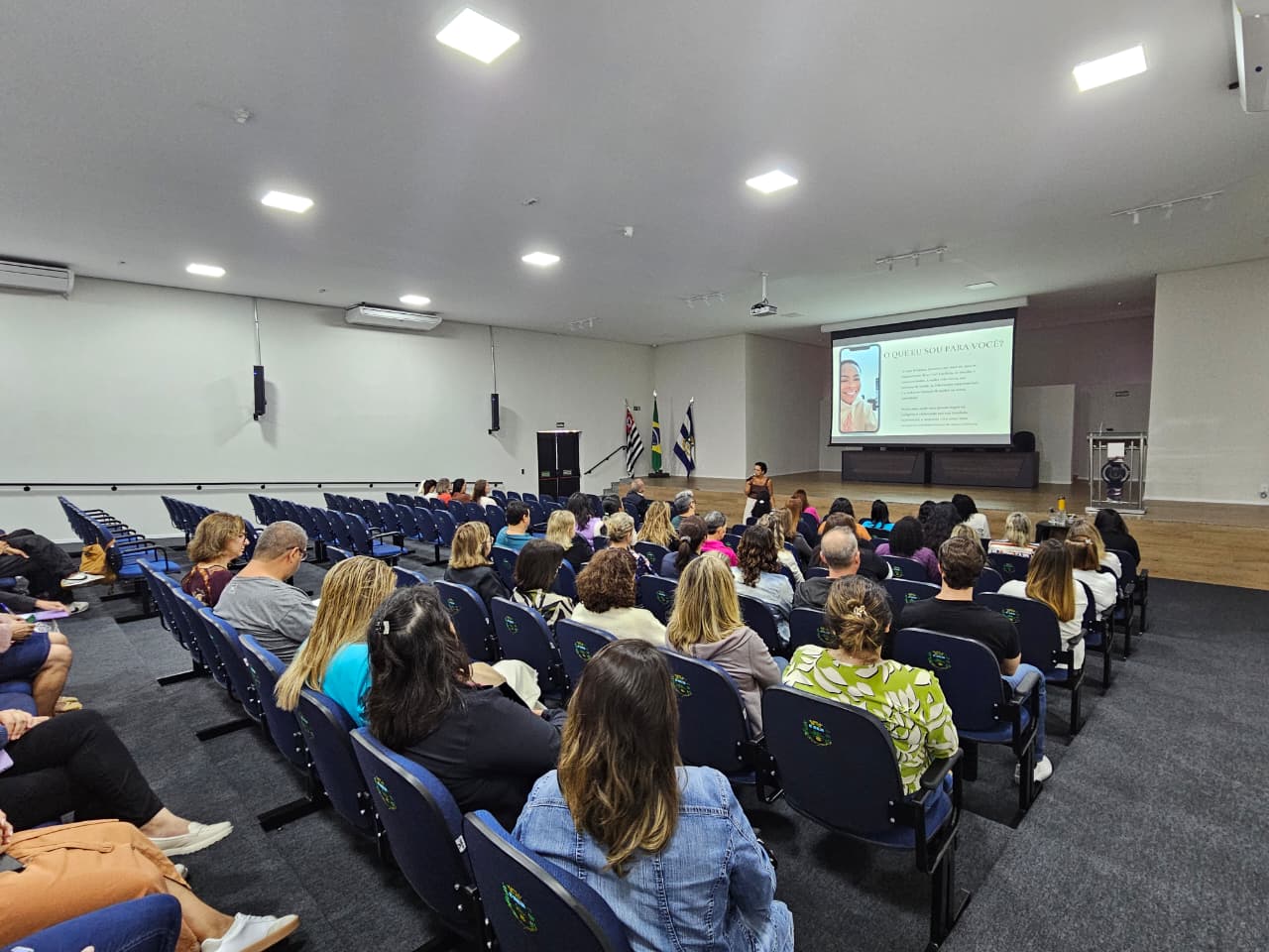 Profissionais da Rede Municipal de Educação participam de palestra sobre Educação para as Relações Étnico-Raciais e Saúde Mental.