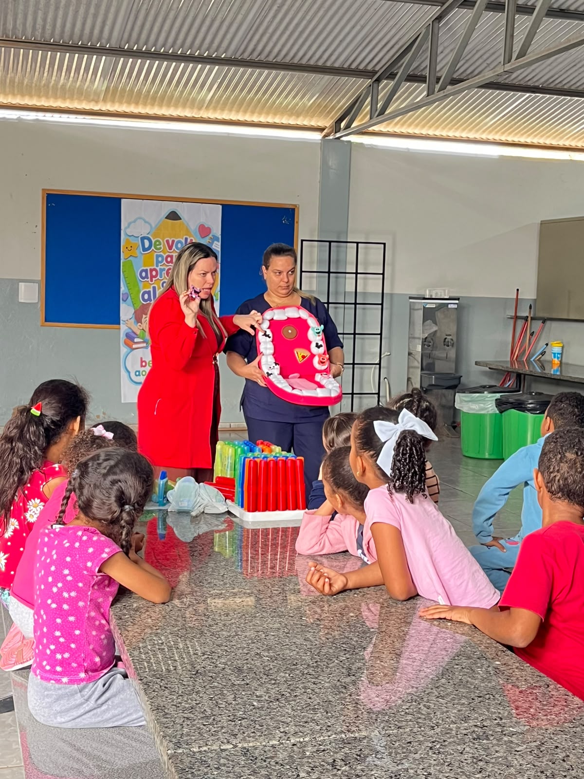 Alunos da EMEC Prof. Sidney Gonçalves Fink Dorigan recebem orientações de saúde bucal e kits de higiene.