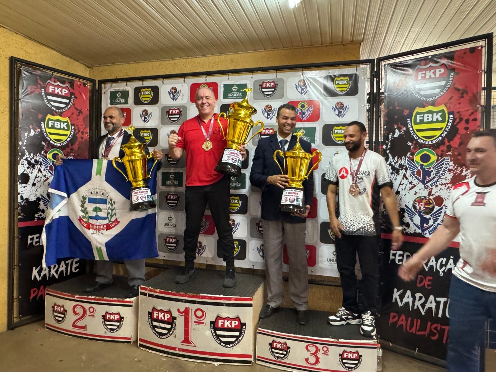 Atletas de Vista Alegre do Alto se destacam na Copa Urupês de Karatê.