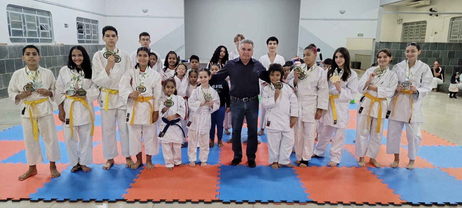 Atletas de Vista Alegre do Alto conquistam medalhas em Campeonato Brasileiro de Karatê.