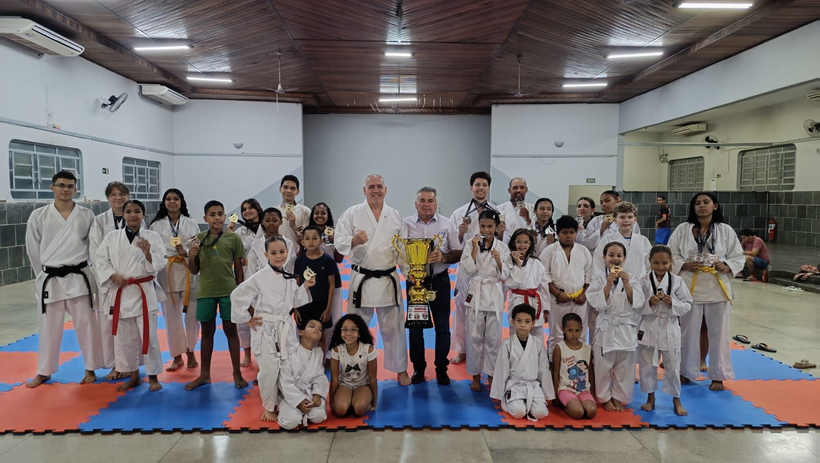 Atletas de Vista Alegre do Alto conquistam medalhas na Copa Santa Adélia de Karatê.